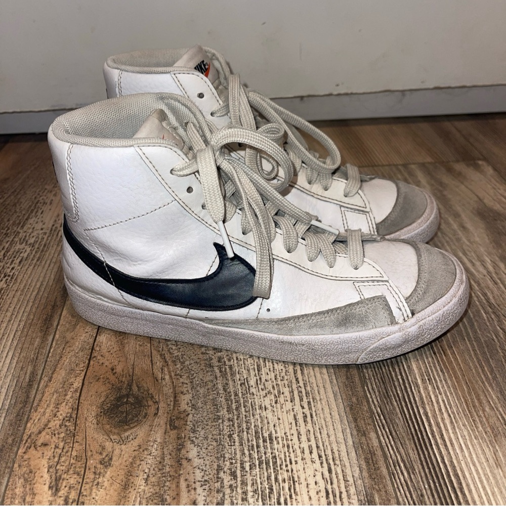 Nike Blazers Mid 77 Size 6.5 YOUTH Womens 8 White Black Logo 90’ Style GUC